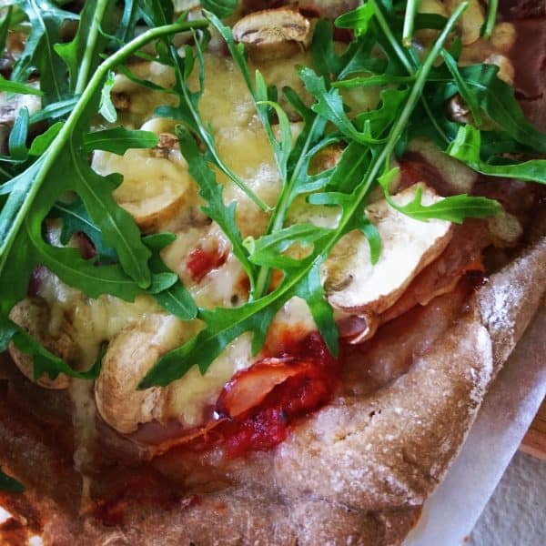 Surdegspizza bakad med färskmalet fullkornsvetemjöl