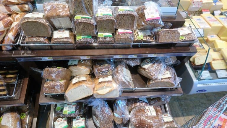 ”Fusk” och onödiga tillsatser i bröd – är det bara Sverige?
