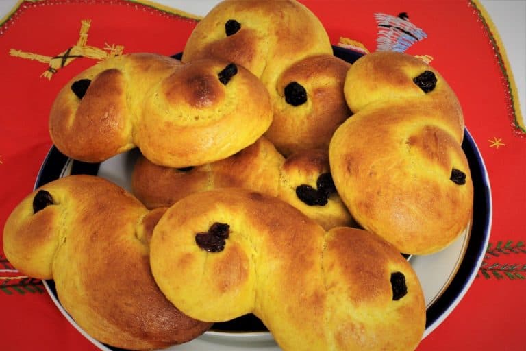 Lussekatter bakade med färskmalet fullkornsvetemjöl
