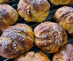 Kanelbullar bakade i Falsterbo Mikrobageri.