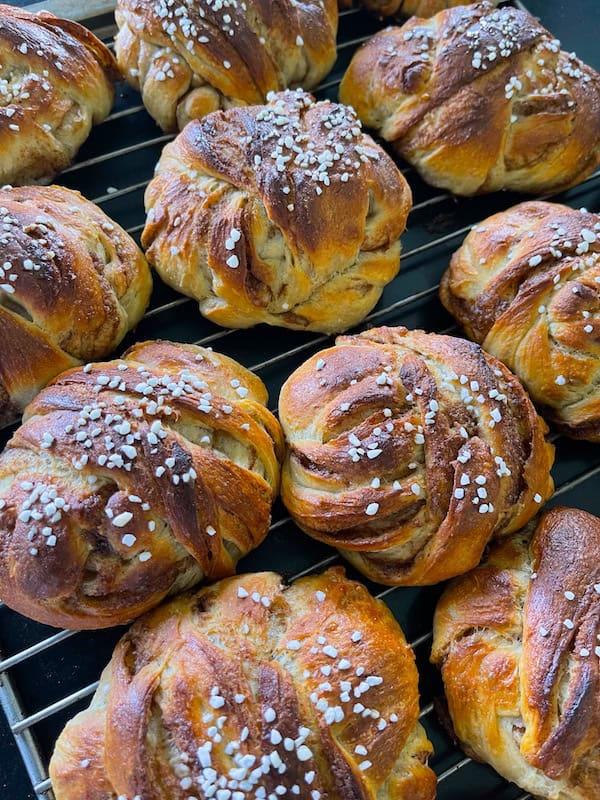 Kanelbullar bakade i Falsterbo Mikrobageri.